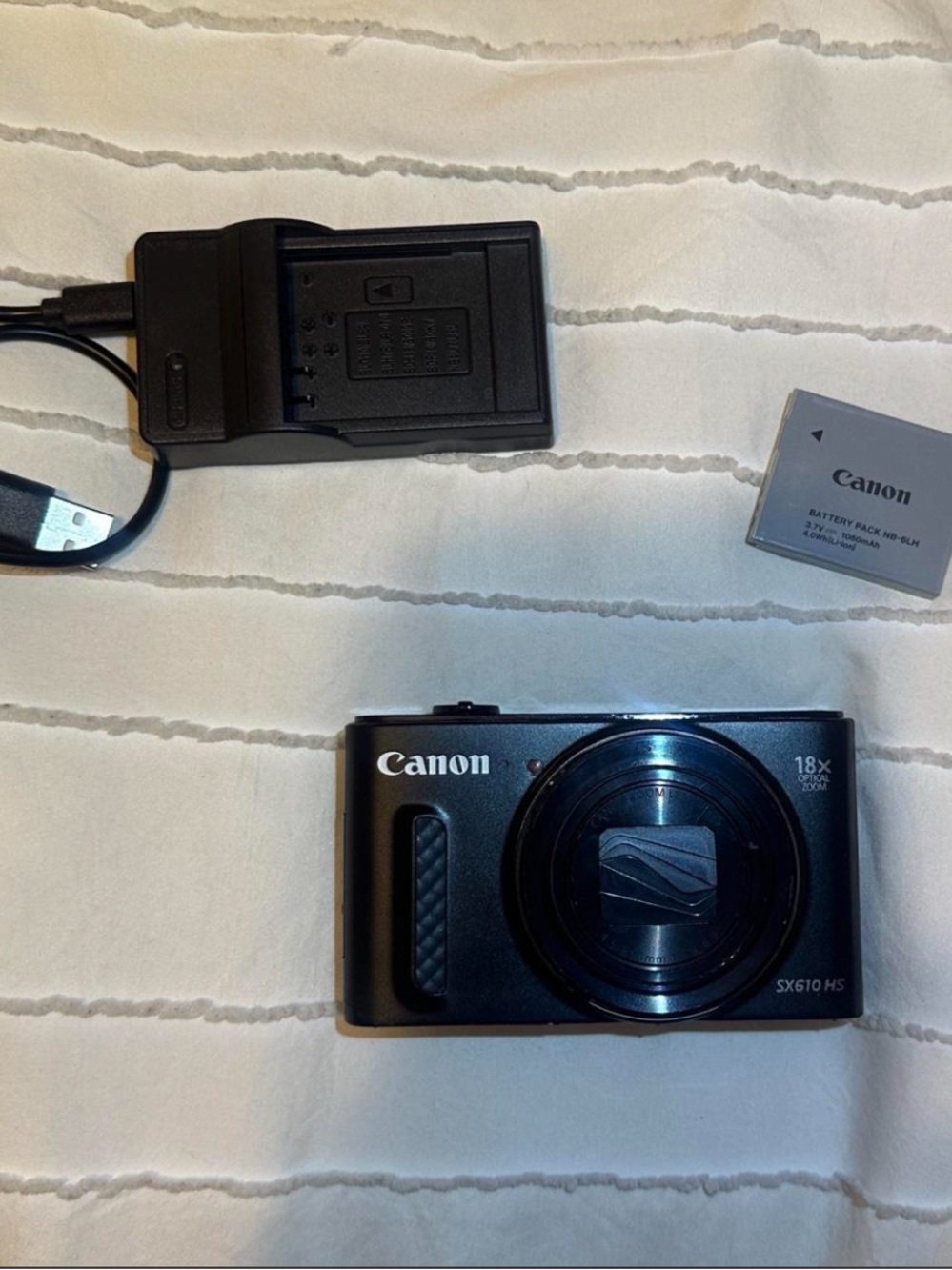 Canon SX610 HS Compact Digital Camera in Black with Charger and Battery